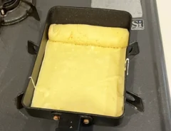 玉子焼き器でホットケーキを焼いている写真（撮影：grapeフード編集部）