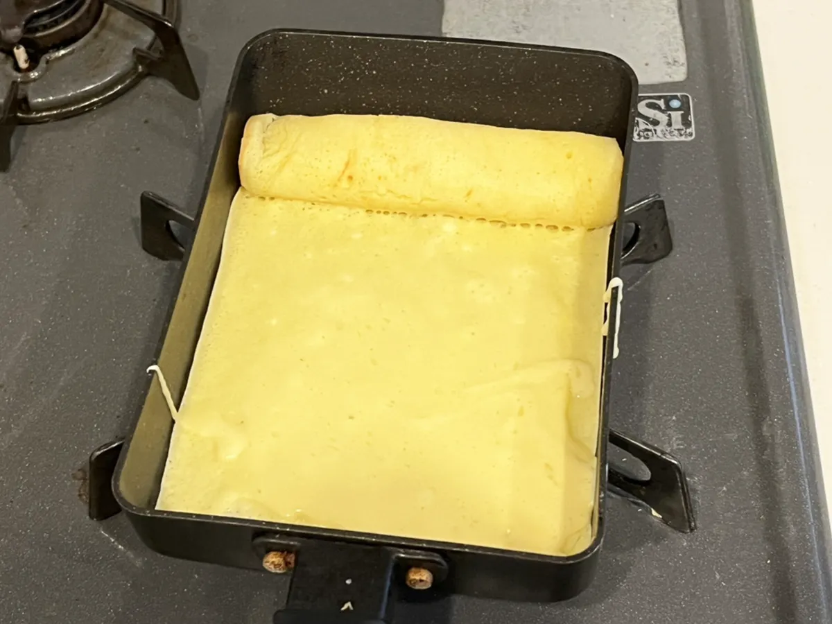 玉子焼き器でホットケーキを焼いている写真(撮影:grapeフード編集部)