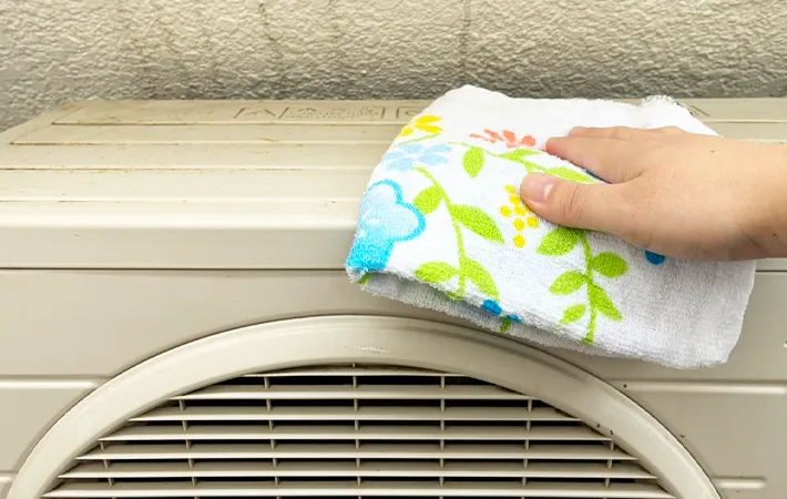 室外機を掃除する写真（撮影：grapeライフハック編集部）