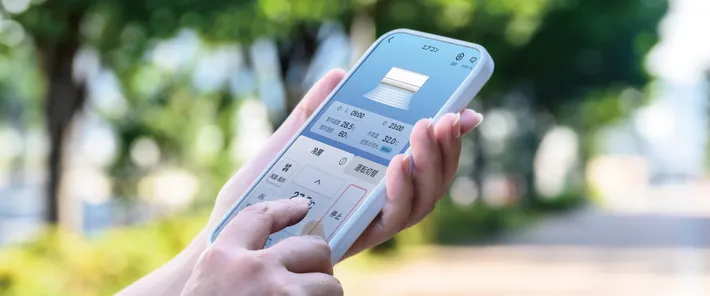 スマホでエアコンを操作する写真