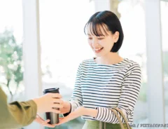 タンブラーを持つ女性の写真