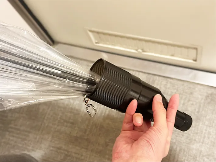 『伸縮傘カバー』に長傘を入れている画像（撮影：grapeライフハック編集部）