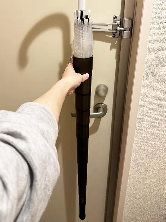 『伸縮傘カバー』に長傘を入れている画像（撮影：grapeライフハック編集部）