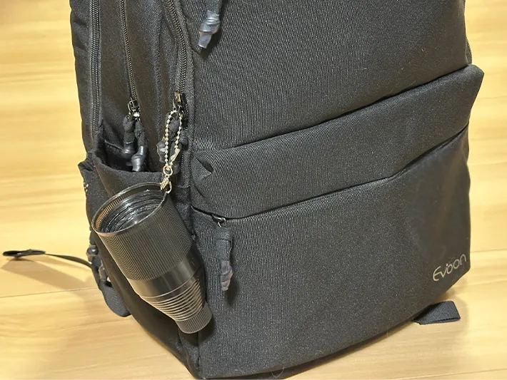 『伸縮傘カバー』をリュックにつけている画像（撮影：grapeライフハック編集部）