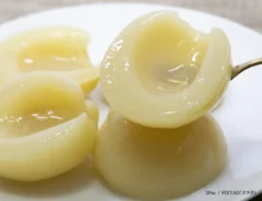 モモの缶詰を皿に盛った写真