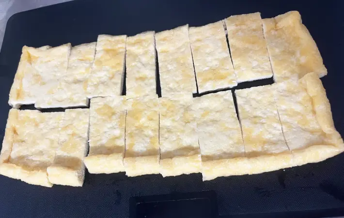 油揚げを切った画像（撮影：エニママ）