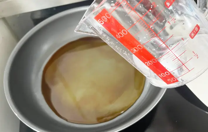 フライパンに調味料を入れた後、水をいれる画像（撮影：エニママ）