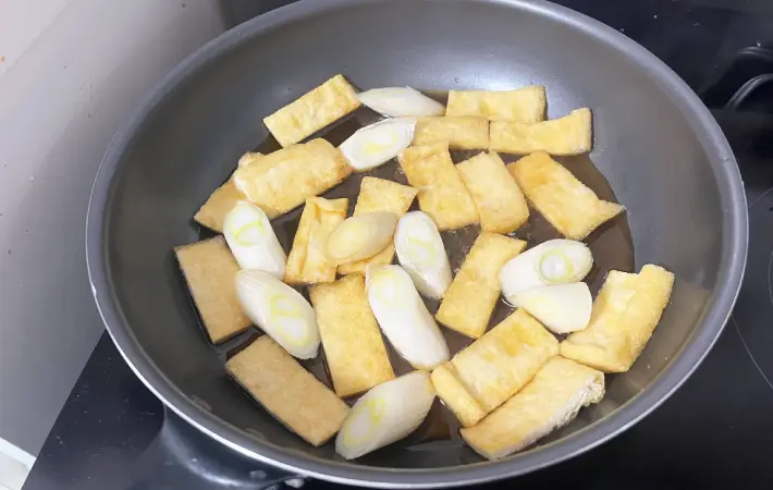フライパンに油揚げと長ネギを入れた画像（撮影：エニママ）
