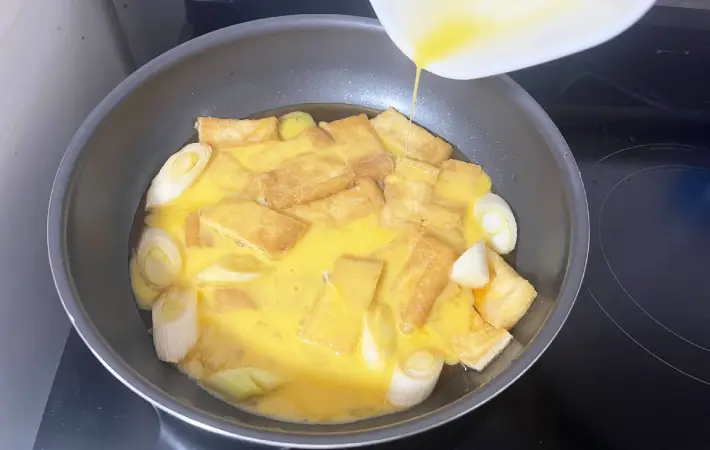フライパンに卵を入れ終えた画像（撮影：エニママ）