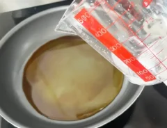 フライパンに調味料を入れた後、水をいれる画像（撮影：エニママ）