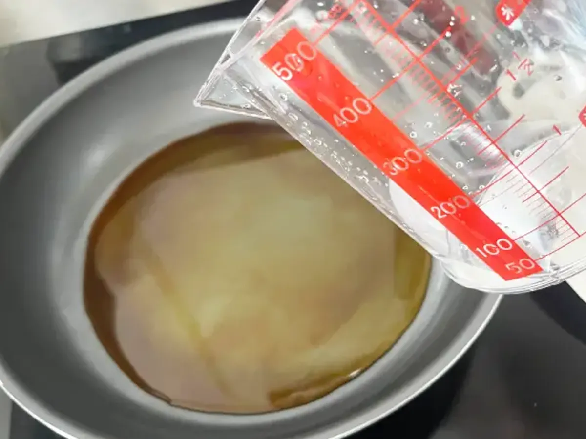 フライパンに調味料を入れた後、水をいれる画像(撮影:エニママ)
