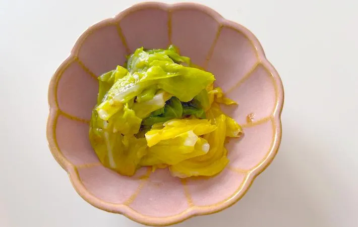 お皿に盛りつけた春キャベツの梅おかか和えの画像（撮影：エニママ）