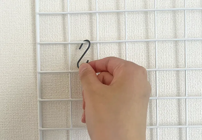 ワイヤーネットにS字フックをかけている写真（撮影：grapeライフハック編集部）