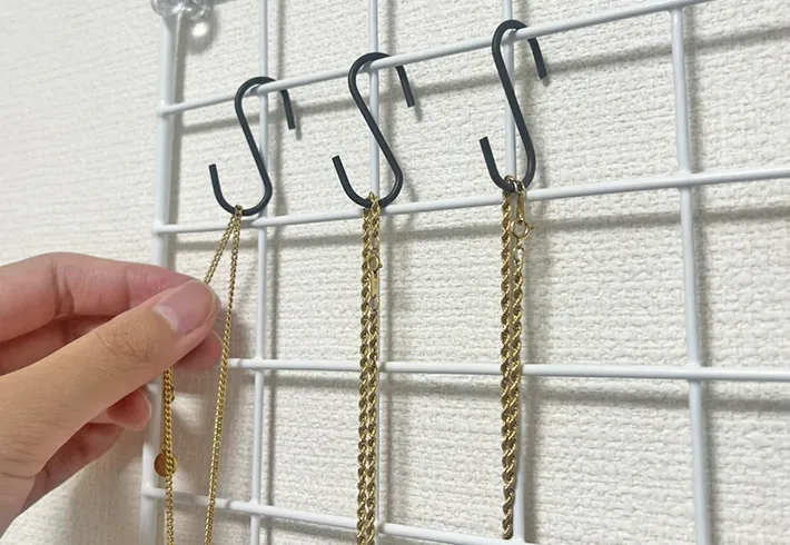 S字フックにかけたネックレスの写真（撮影：grapeライフハック編集部）