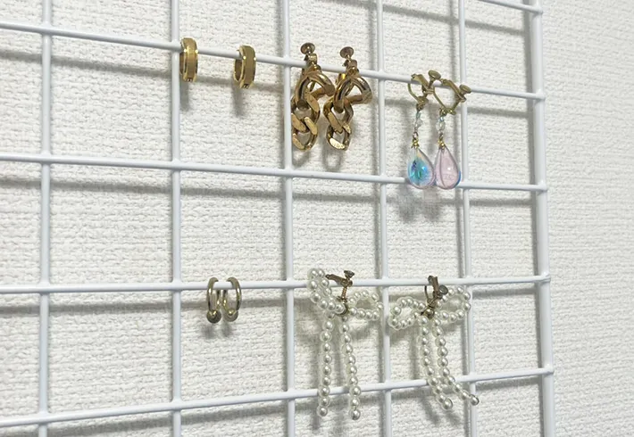 ワイヤーネットに引っかけたイヤリングの写真（撮影：grapeライフハック編集部）