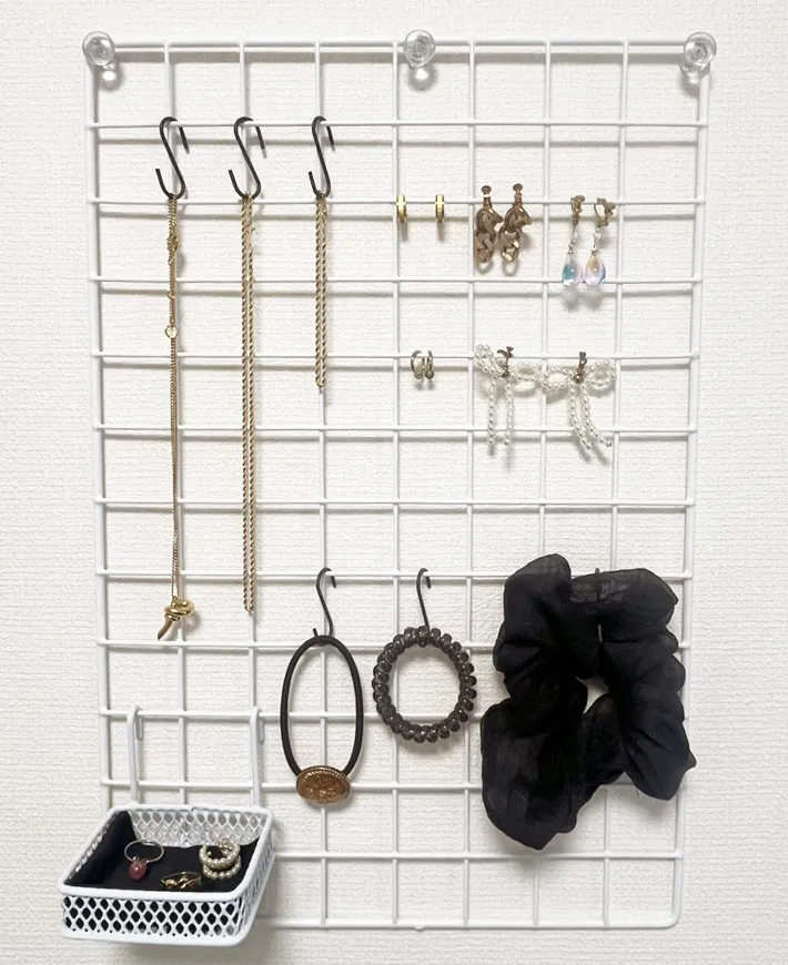 ワイヤーネットで作ったアクセサリー収納の写真（撮影：grapeライフハック編集部）
