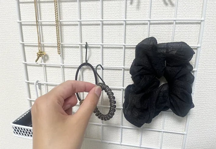 S字フックを移動させている写真（撮影：grapeライフハック編集部）