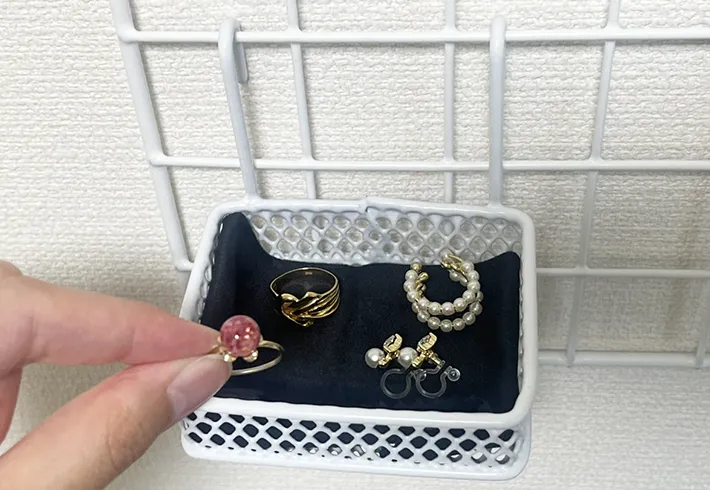 ワイヤーネットに取りつけたメッシュカゴの写真（撮影：grapeライフハック編集部）