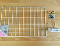 ワイヤーネット、S字フック、メッシュカゴの写真（撮影：grapeライフハック編集部）