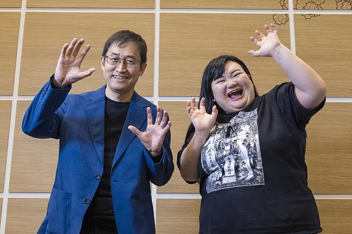 お笑いコンビ『オダウエダ』植田紫帆と漫画家・伊藤潤二のツーショット写真