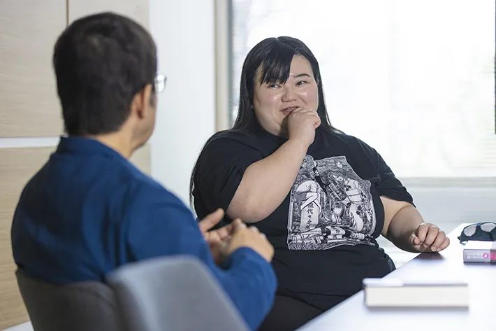 伊藤潤二先生とオダウエダ植田紫帆さんのツーショット写真