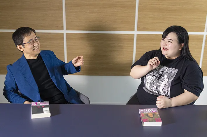 伊藤潤二先生とオダウエダ植田紫帆さんのツーショット写真