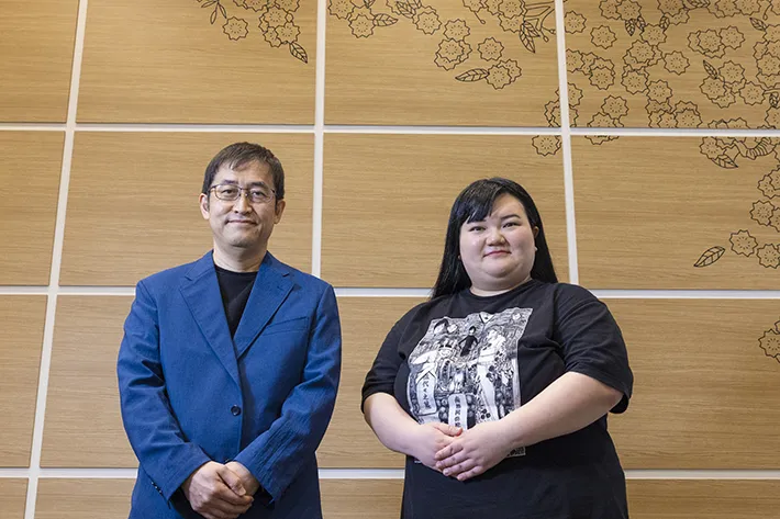 伊藤潤二先生とオダウエダ植田紫帆さんのツーショット写真