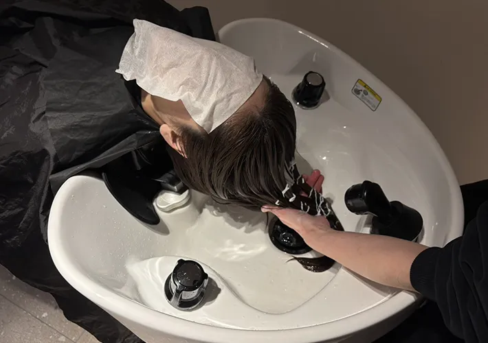 美容室で髪を洗う写真
