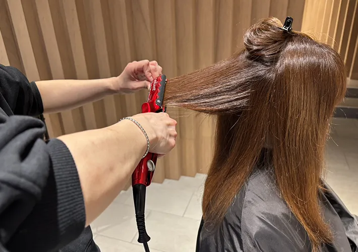 ストレートアイロンを使用する写真