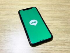 LINEのアイコンが表示されたスマホの画像（撮影：grapeライフハック編集部）