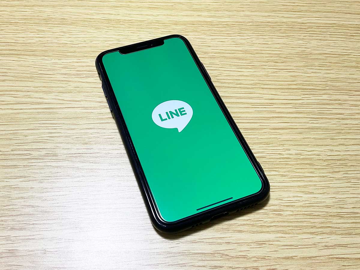 LINEのアイコンが表示されたスマホの画像（撮影：grapeライフハック編集部）