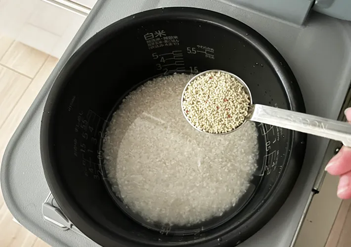 炊飯釜に梅昆布茶を入れている写真（撮影：grapeフード編集部）