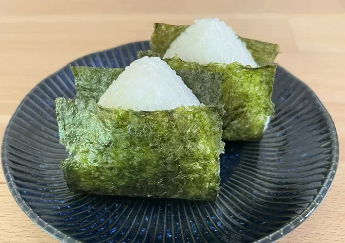 海苔を巻いた梅昆布茶おにぎりの写真（撮影：grapeフード編集部）
