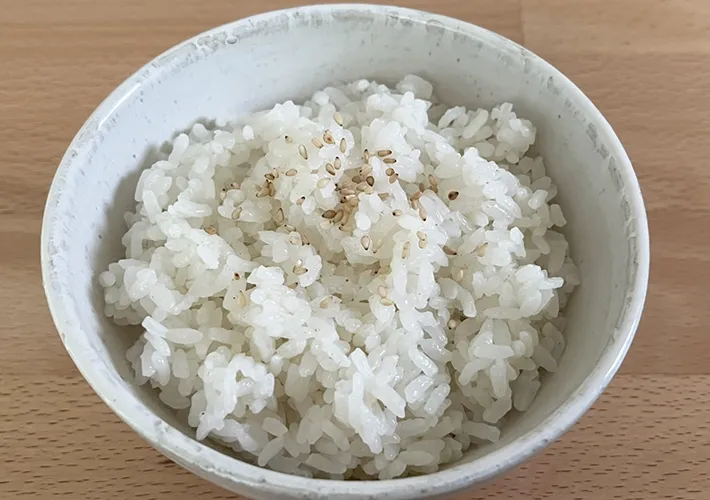 茶碗に盛った梅昆布茶ご飯の写真（撮影：grapeフード編集部）