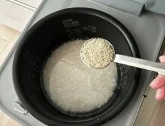 炊飯釜に梅昆布茶を入れている写真（撮影：grapeフード編集部）