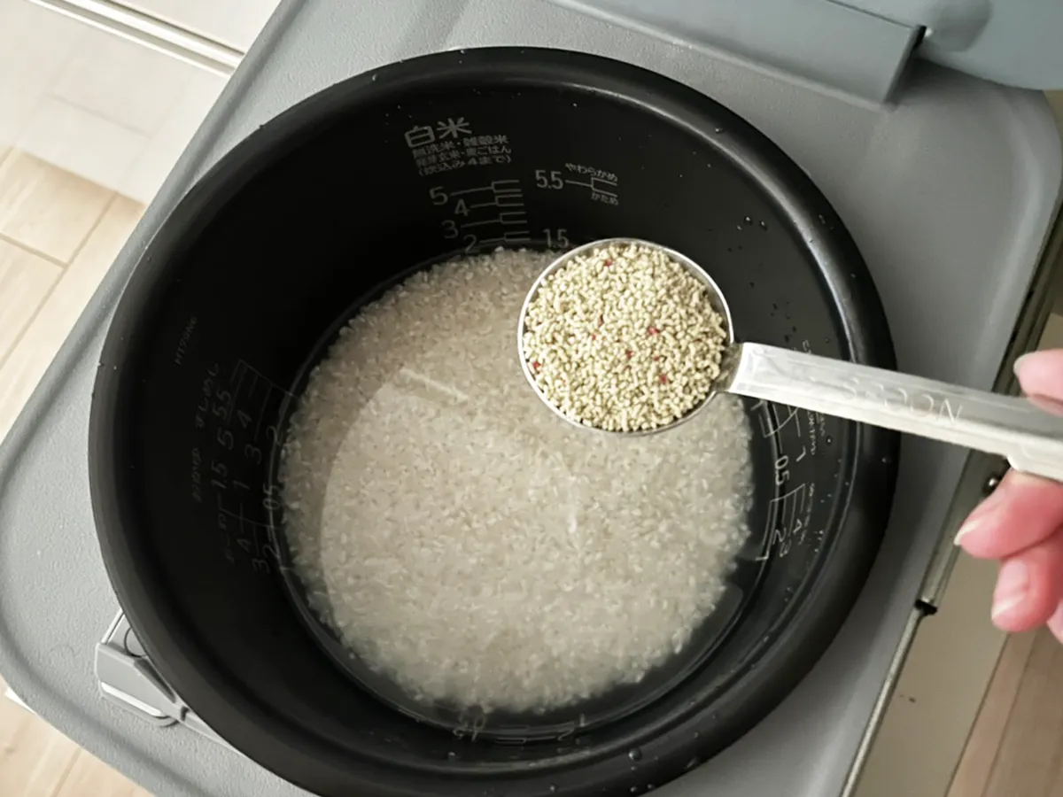 炊飯釜に梅昆布茶を入れている写真（撮影：grapeフード編集部）