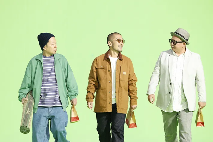 『ケツメイシ』の3人が歩く画像