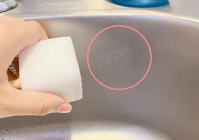 ダイソーの『立つおそうじキューブ』でシンクを掃除する場面（撮影：grapeライフハック編集部）