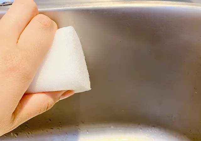 ダイソーの『立つおそうじキューブ』でシンクがきれいになった場面（撮影：grapeライフハック編集部）