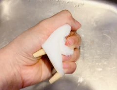 ダイソーの『立つおそうじキューブ』を手で強くにぎった場面（撮影：grapeライフハック編集部）