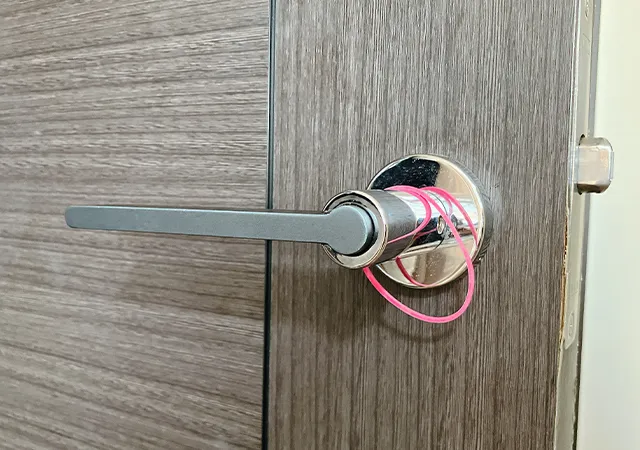 輪ゴムをドアノブにかけた場面（撮影：grapeライフハック編集部）