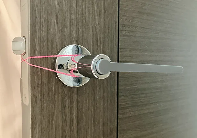 輪ゴムをドアノブにかけて伸ばした場面（撮影：grapeライフハック編集部）