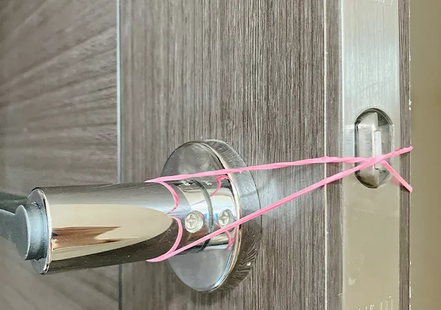 輪ゴムを両方のドアノブにかけた場面（撮影：grapeライフハック編集部）