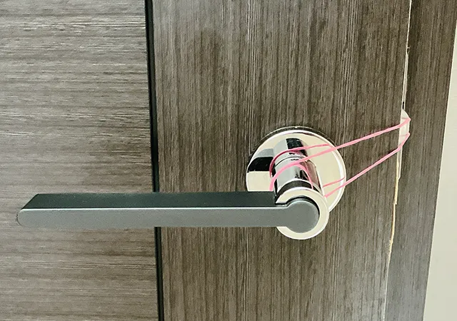 輪ゴムを両方のドアノブにかけた場面（撮影：grapeライフハック編集部）
