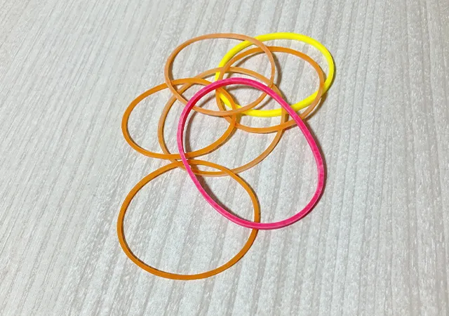輪ゴムを机に置いた場面（撮影：grapeライフハック編集部）