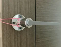 輪ゴムをドアノブにかけて伸ばした場面（撮影：grapeライフハック編集部）
