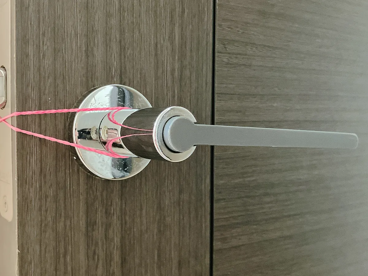 輪ゴムをドアノブにかけて伸ばした場面（撮影：grapeライフハック編集部）