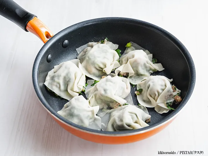 フライパンでシュウマイを作るイメージ写真