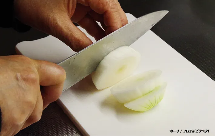 タマネギを輪切りにする写真