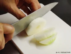 タマネギを輪切りにする写真